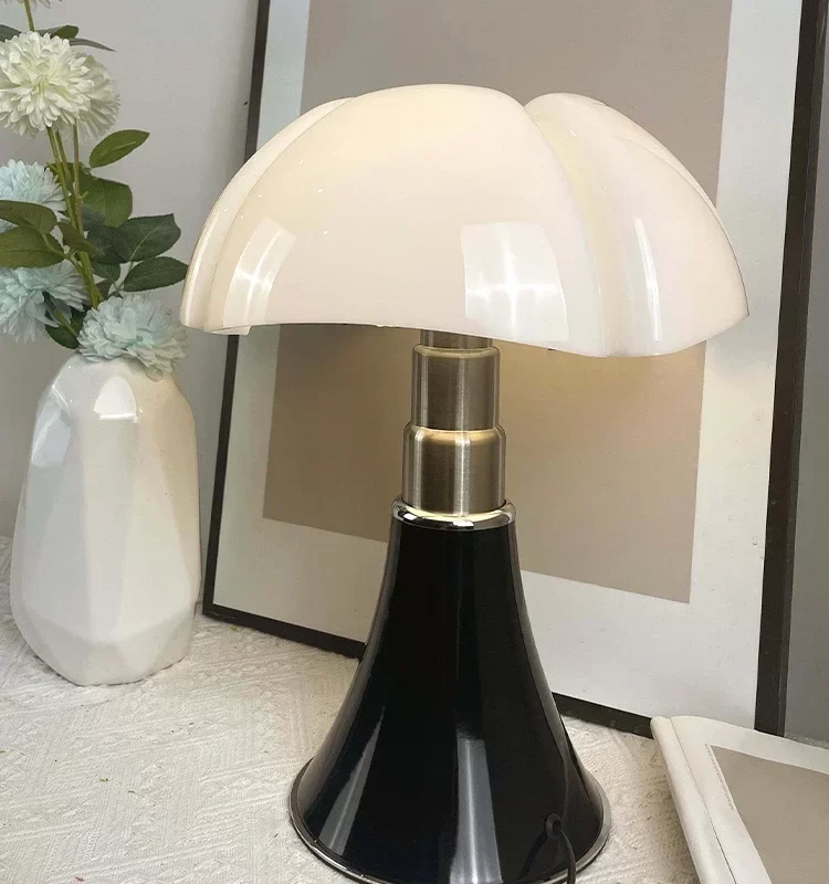 Italian Designer Bat Table Lamp Medieval Petal LED Light for Living Room Bedroom Study Bedside Elegant Interior Decor Lighting